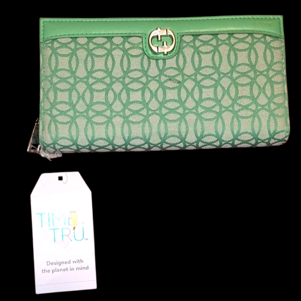 Time and Tru Green Patterned Zip Wallet